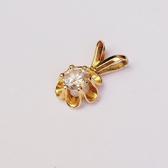 Vintage solid 14k gold genuine Diamond buttercup  Necklace 1/2" - Picture 2 of 11